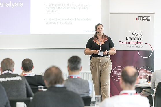 Carola Berger (Frequentis AG) lieferte spannende Einblicke zu Cybersecurity-Best-Practices in sicherheitskritischen Projekten.<br />