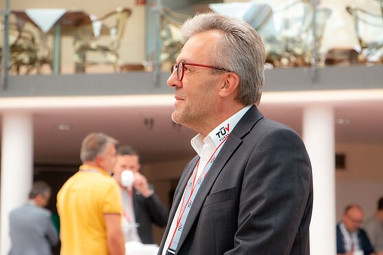 Ing. Andreas Oberweger im Austausch mit Kollegen. Später stand er selbst am Podium und sprach über Risikobeurteilung für Sicherheitsfachkräfte.<br />
