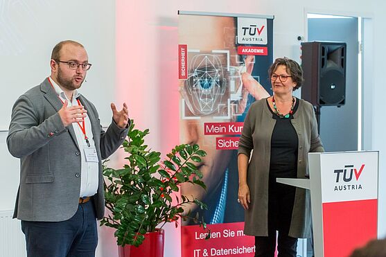 Stefan Grüneis, Programmverantwortlicher für IT & Cybersicherheit, TÜV AUSTRIA Akademie, im Dialog mit Gabriele Seidl-Pass.<br />