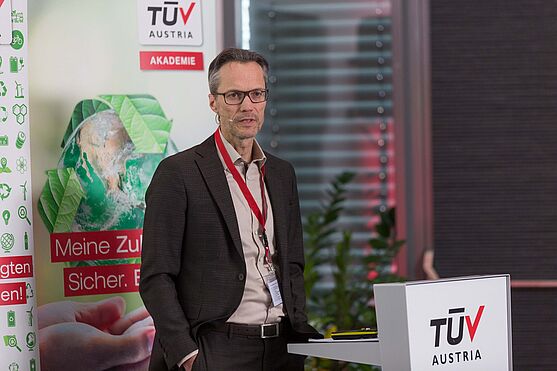 Johannes Hackner, Ingenieur- & Beratungsbüro Dipl.-Ing. Dr. Johannes Hackner referierte über das Thema TOR Verteilernetzanschluss.<br />