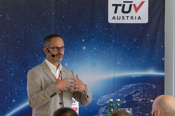 Ing. Andreas Schnitzer (TÜV AUSTRIA CERT) referiert über technische und rechtliche Betriebssicherheit bei der Energieversorgung.<br />