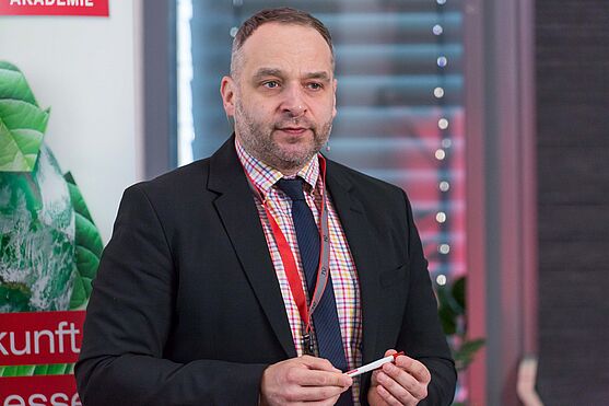 Harald Proidl, Leitung Ökoenergie und Energieeffizienzmonitoringstelle bei e-control hielt den ersten Vortrag des Tages: EEffG: Wissensupdate für Betriebe.<br />