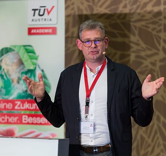 Jan Zöller, ein Mann im schwarzen Anzug, steht am Rednerpult und spricht über HR und Nachhaltigkeit.