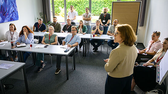 Nach der Mittagspause gab es diverse Workshops. Hier spricht Bettina Angerer (e-control) über EEffG-Verpflichtung: Dokumentation und Meldung.<br /> Dame hält Vortrag in Seminarraum