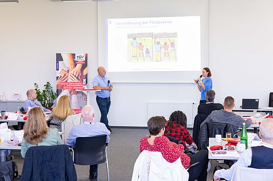 Den letzten spannenden Vortrag hielten DSA Valerie Clarke (MSM) & Dr. Andreas Ausserhofer (ÖZIV): Merk-würdiges: Recht. Praxis.<br /> Ein Herr und eine Dame halten gemeinsam einen Vortrag.