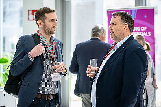 Zwei Männer reden miteinander.