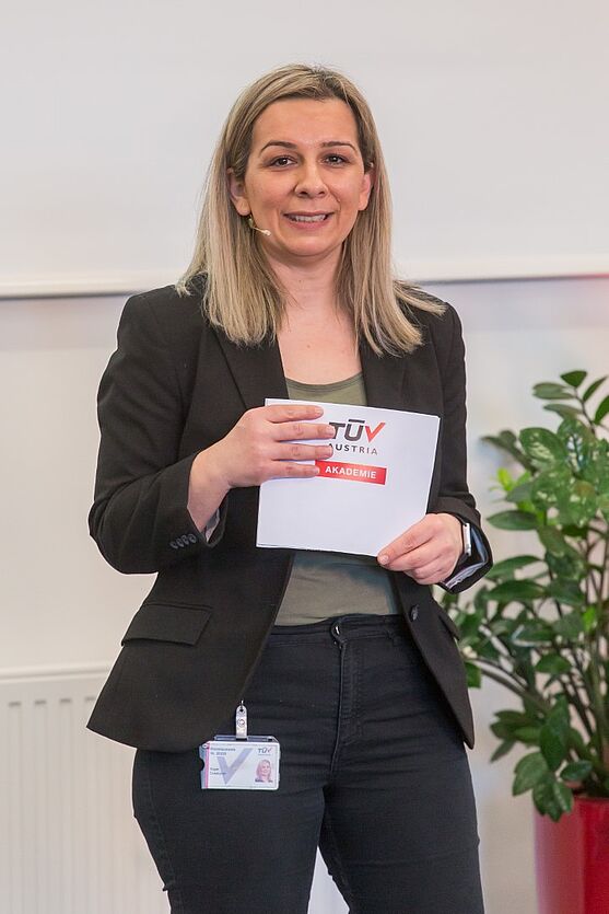 Nigar Coskuner, TÜV AUSTRIA Akademie, leitete gekonnt zum nächsten Vortrag über.<br />