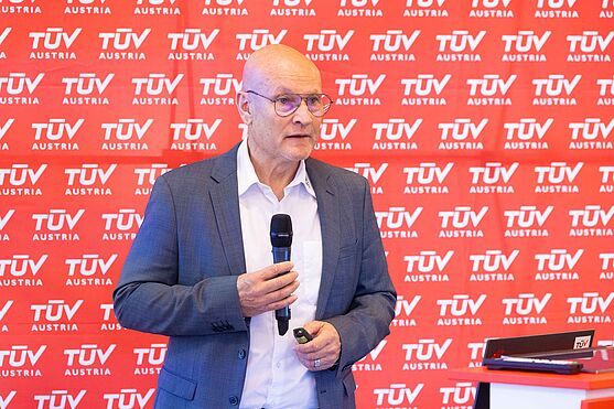 Ing. Hellfried Matz (TÜV AUSTRIA) lieferte hilfreiche Informationen zum Thema Diisocyanate: Vom Gefahrstoff zur sicheren Praxis.<br /> Mann hält Vortrag