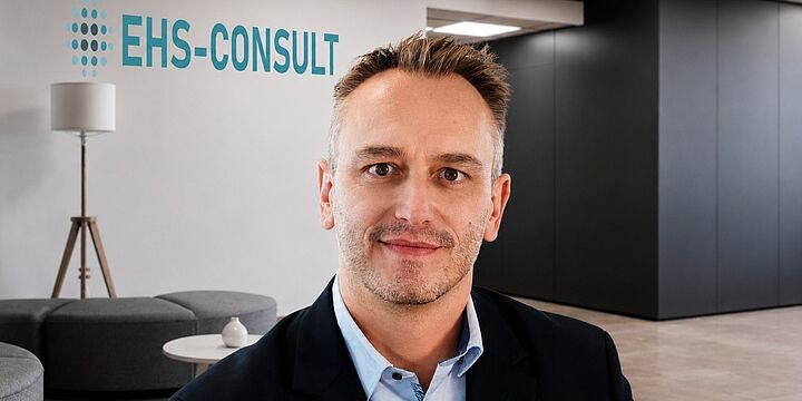 Freundlich lächelnder Mann
