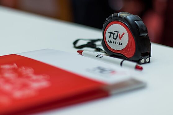 Willkommen zum TÜV AUSTRIA Symposium für Anlagensicherheit! Dieses Jahr wurde Maß genommen und die Abstände genau eingehalten.<br />