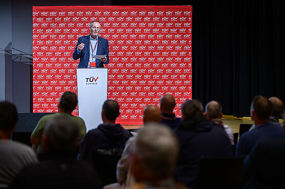 Martin Schmutzer (TÜV AUSTRIA Akademie GmbH) hieß die Teilnehmenden herzlich willkommen.<br /> Mann hält Vortrag