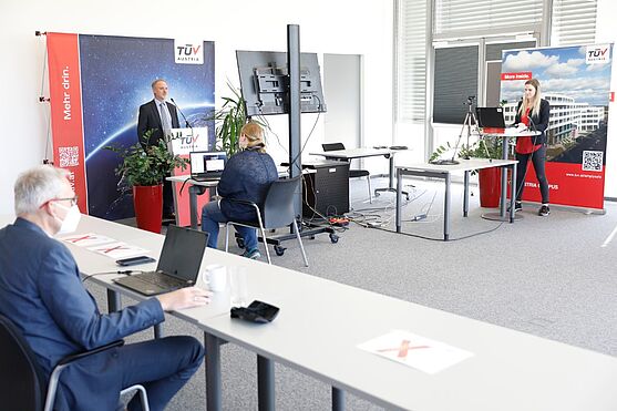 Hinter den Kulissen: Das Online-Studio<br />
