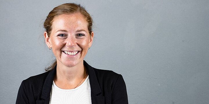 Portraitbild einer lächelnden Dame.