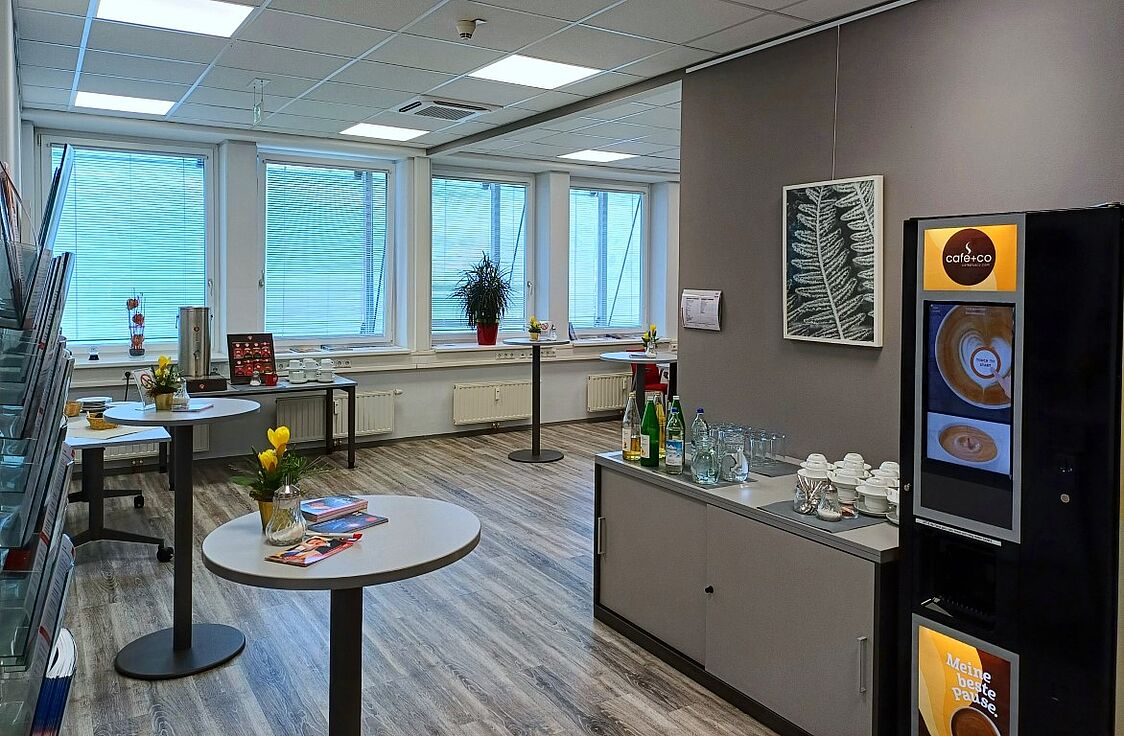 Pausenraum in Salzburg<br /> Ein Pausenraum mit Stehtischen, Kaffeemaschine und Getränken