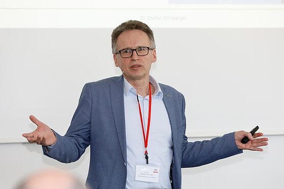 DI Stefan Dirnberger von RUG Raiffeisen Umwelt GmbH. Der Vortragende kannte die beliebtesten Energieeffizienzmaßnahmen und wusste, wie Unternehmen Einsparungspotentiale erkennen.<br />