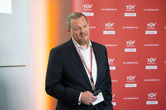 Anschließend setzte DI Bernhard Schwarz, B.Sc., TÜV AUSTRIA Services, den Tag fort: "Wie können Sie Ihren (Lebensmittel-)Betrieb energieautark machen? Marktfähige Möglichkeiten und sinnvolle Lösungen für Alternativenergiesysteme".<br />