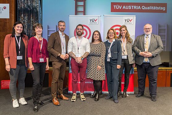 Das Team und ein Teil der Vortragenden der Veranstaltung!<br /> Gruppenfoto auf der Bühne.