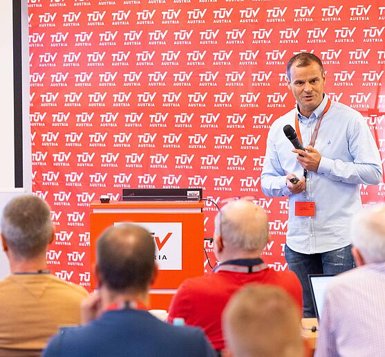 Harald Strimitzer, ChefInsp. (BMI - Flugpolizei) mit der spannenden Keynote: Flugpolizei im Einsatz.<br /> Herr mit Handmikrofon hält Vortrag.
