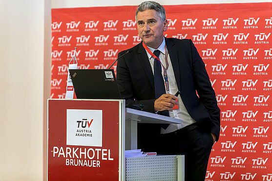 Dipl.-Ing. Herbert Hasenbichler (Landesstelle für Brandverhütung Steiermark) berichtete über Aktuelles aus dem TRVB-Arbeitskreis.<br /> Mann hält Vortrag.