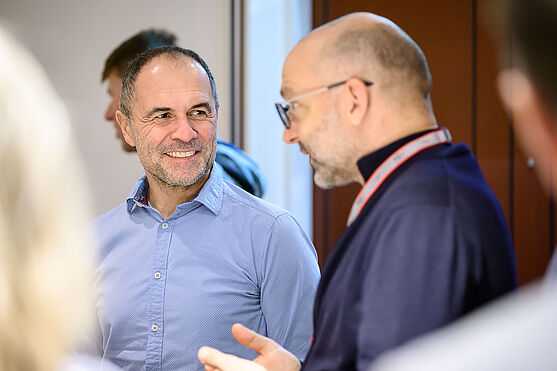 Zwei Männer unterhalten sich.