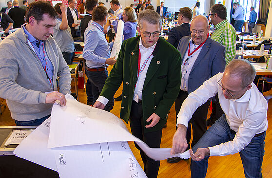 In Gruppenarbeiten war die Teamfähigkeit der Teilnehmer:innen gefragt.<br /> Teilnehmer bei einer Gruppenarbeit.