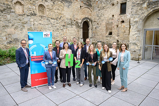 Ein starkes Team: TÜV AUSTRIA Kolleg:innen und die Fachexpert:innen des Tages!<br /> Gruppenfoto