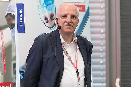 DI Volker Sudmann (medical device certification GmbH) zeigt in seinem Vortrag, wie man die benannte Stelle von der Zulassung eines neuen Medizinproduktes überzeugt.<br />
