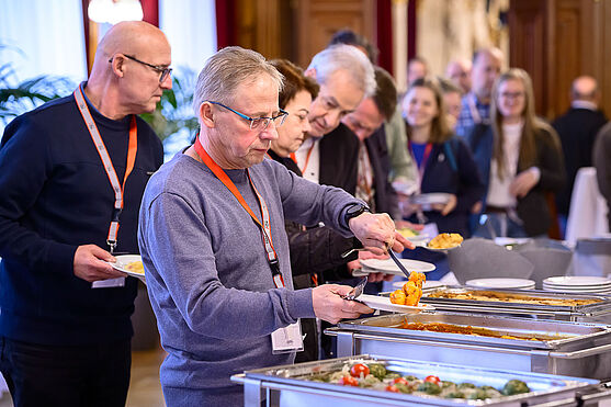 Menschen an einem Buffet