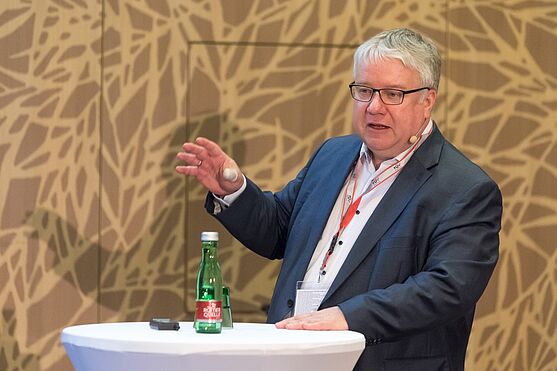 Christian Unfried (Project and Solution Partner Space Industry) faszinierte das Publikum mit Wissenswertem zum Thema Nachhaltigkeit im Weltraum.<br />