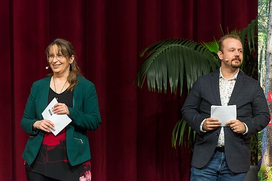 Karin Newald und Bernhard Maitz von der TÜV AUSTRIA Akademie hießen die Teilnehmer/innen herzlich im Wiener Rathaus willkommen.<br /> Das Moderatorenduo auf der Bühne.