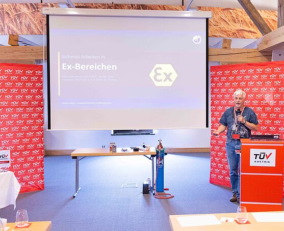 Sicher Arbeiten in Ex-Bereichen. Darüber sprach Martin Kojan (Arbeitssicherheit & Brandschutz)<br /> Mann hält Vortrag.