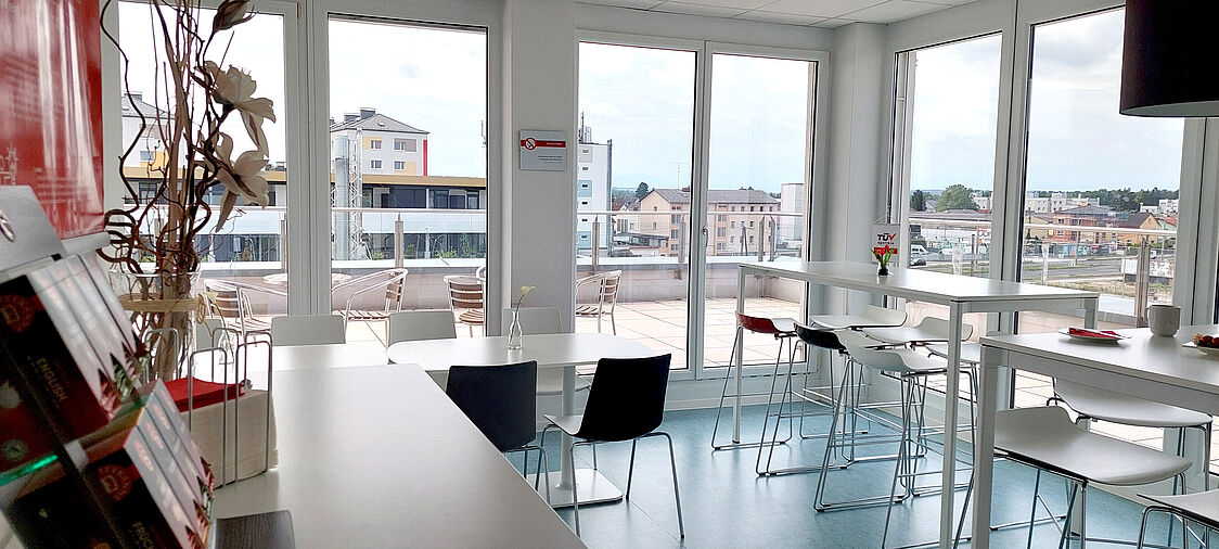 Pausenraum mit großer Fensterfront.