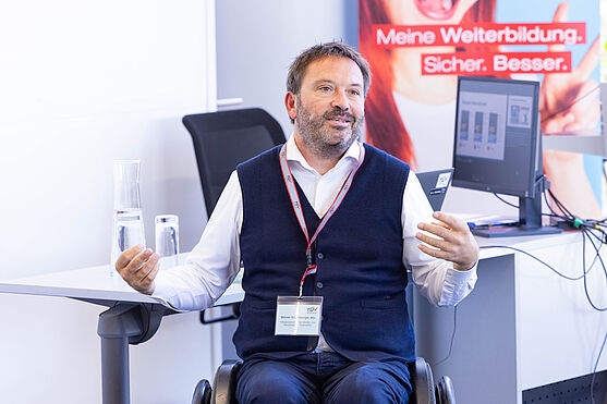 Werner Rosenberger, MSc. (Hilfsgemeinschaft der Blinden und Sehschwachen): Zukunftsfit durch digitale Barrierefreiheit.<br /> Mann im Rollstuhl hält Vortrag