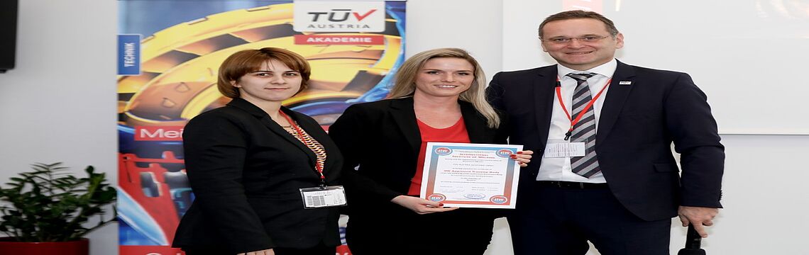 Urkundenverleihung: TÜV AUSTRIA ist "Authorised Training Body" - TÜV AUSTRIA ist vom Authorised Nominated Body (ANB) als Approved Training Body (ATB) für die Ausbildung von Schweißaufsichtspersonen zugelassen.