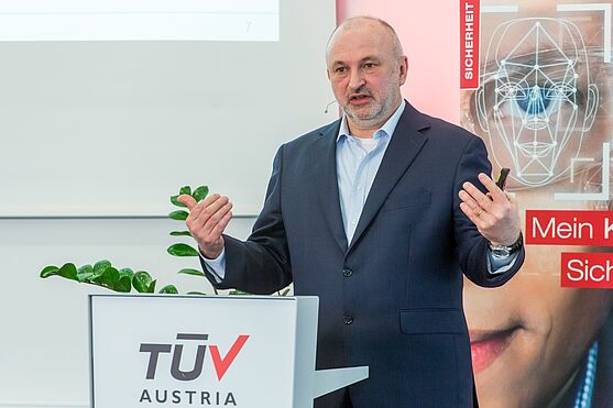 DI Martin Novak, TÜV TRUST IT, berichtete über die Neuerungen der ISO 27002.<br />