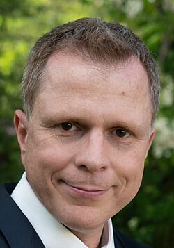 Freundlich lächelnder Mann