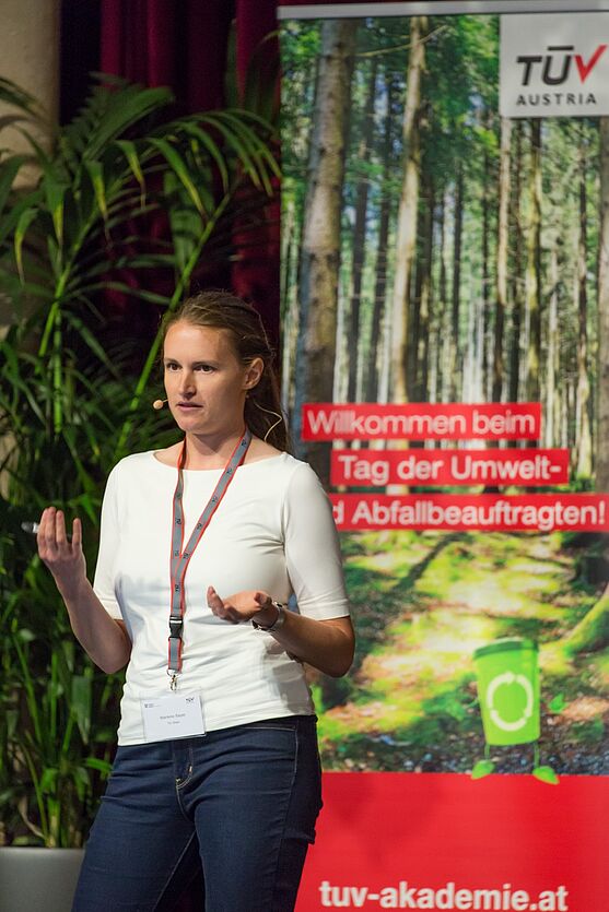 Danach warf Marlene Sayer, TU Wien, die Frage auf: Ist Sauberer Wasserstoff als Lösung für das weltweite Energieproblem? <br />