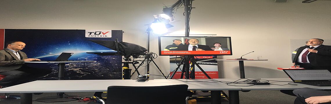 So geht Interaktion: Erich Hofer beantwortete die Publikumsfragen, die Während des Livestreams gesammelt wurden. Der Dritte im Referentenbunde war TÜV AUSTRIA-Experte Mario Kremnitzer. Er deckte den technischen Teil des Brandschutzes ab.