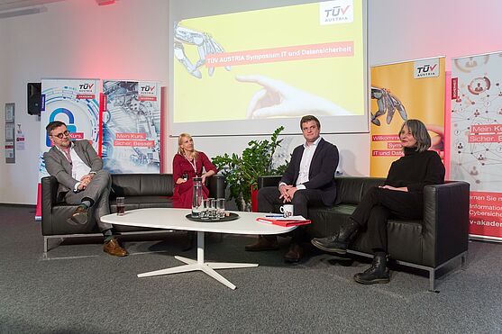 Katharina Raabe-Stuppnig (Rechtsanwältin), Andreas Gruber (TRUSTIFAI GmbH) und Klaus Steinmaurer (RTR – Fachbereich Telekommunikation und Post) sprachen über das Thema Überregulierung in der EU. Moderation: Mariann Unterluggauer.<br />