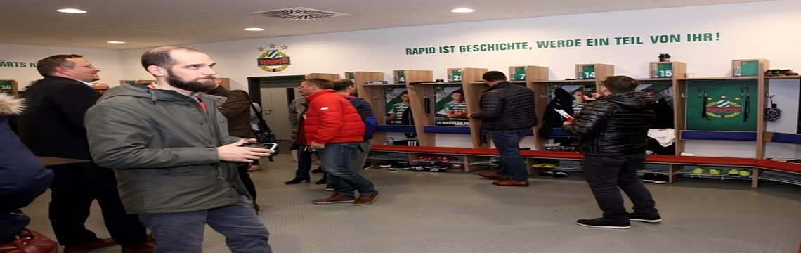 Umkleideraum des SK Rapid. Schauen Sie mal genauer hin: Jeder Spieler hat ein Foto von sich in seiner Kabine, kein Selfie.