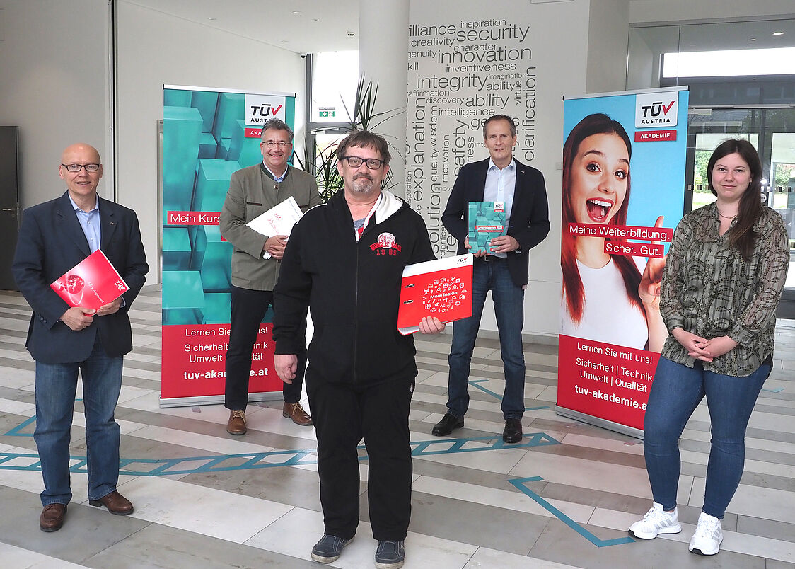 Frank Homola (vorne, Mitte) absolviert derzeit eine Ausbildung. Im Bild ist er mit Geschäftsführer Christian Bayer, AMS-Krems-Chef Erwin Kirschenhofer, dem Programmverantwortlichen Martin Schmutzer und Veranstaltungsorganisatorin Melanie Löschl zu sehe