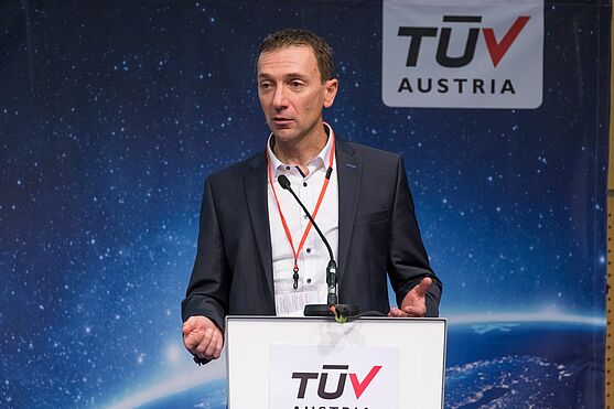 DI Dr. Martin Doktor wusste, wie man beim Verladen von Chemikalien unerwünschte exotherme Reaktionen vermeidet.<br />