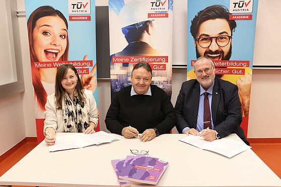 Corinna Wölfer, BSc, DI Günther Greier, Thomas Rochowansky, MBA<br /> Die HTL Bulme und die TÜV AUSTRIA Akademie an einem Tisch bei der feierlichen Vertragsunterzeichnung der gegenseitigen Kooperation