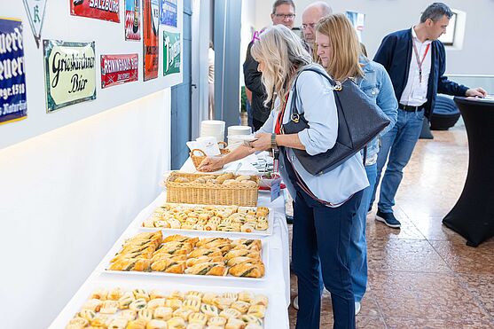 In der Vormittagspause gab es die erste kleine Stärkung für die Teilnehmenden.<br /> Kleines Frühstücksbuffet.