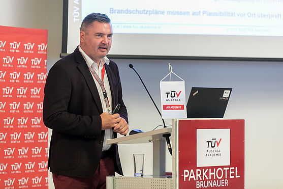 Anschließend informierte Dipl.-Ing. Sven Karner (Landesfeuerwehrdirektion Burgenland) über die wesentlichen Änderungen der TRVB 121 O.<br /> Mann hält Präsentation.