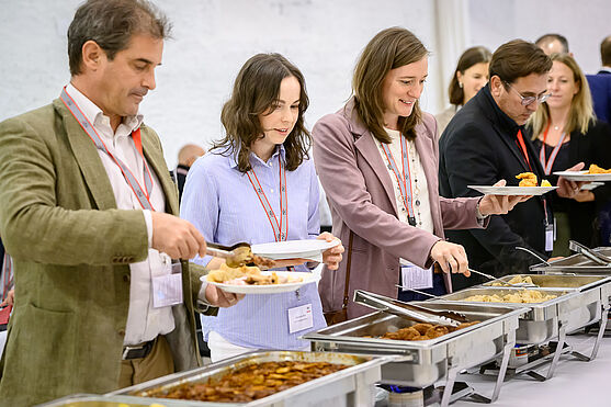 Nach einem erfolgreichen Vormittag ging es in die wohlverdiente Mittagspause. Mahlzeit!<br /> Menschen am Mittagsbuffet