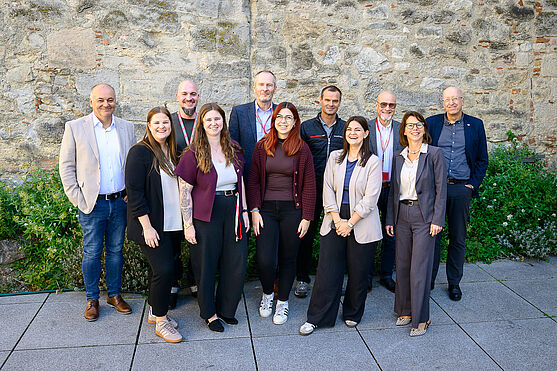 Ein spannender Tag geht zu Ende. Das war der TÜV AUSTRIA Sicherheitstag 2026 in der Burg Perchtoldsdorf!<br /> Gruppenfoto
