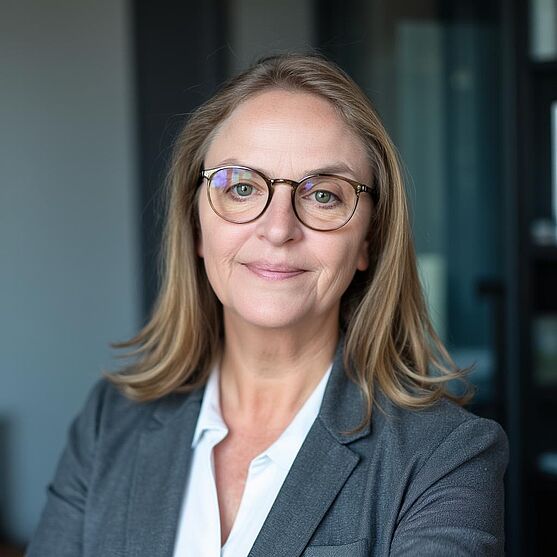 Mag. Sonja Hirmann, MBA<br /> Freundlich lächelnde Dame