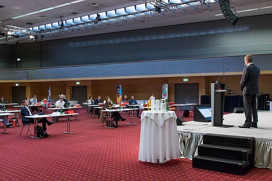 ...auch die Sitzreihen ließen viel Platz zum Durchatmen. 40 Teilnehmer/innen verfolgten das Geschehen online vor ihren Bildschirmen mit.<br />