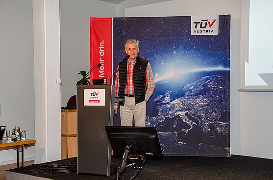 Franz Mangelberger übernahm die erste Hälfte des letzten Vortrags: "Schweißen mit Handlaser - Revolution der Schweißtechnik?".<br />